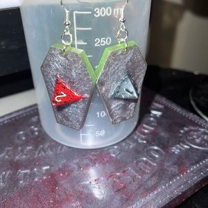 Grey/green resin coffin 4 side dîe earrings